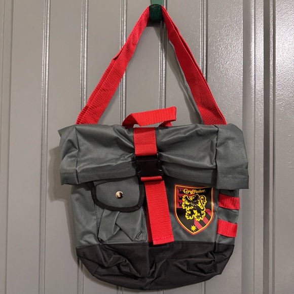NWT Harry Potter Gryffindor Gray, Red, and Black Messenger Bag - Picture 1 of 8